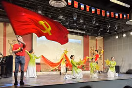 Một tiết mục của chương trình nghệ thuật đặc sắc "Những mùa Xuân bất tử" do các nghệ sỹ đến từ các hội đoàn và cơ quan đại diện Việt Nam tại Pháp trình diễn. (Ảnh: Nguyễn Thu Hà/Vietnam+)