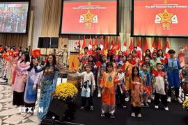 Học sinh, sinh viên người Việt tại Ottawa trình diễn thời trang Áo dài Việt Nam của nhà thiết kế Sĩ Hoàng. (Ảnh: Thanh Hải/TTXVN)