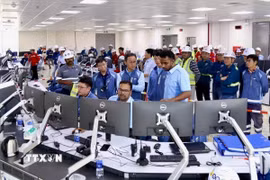 Lãnh đạo PV Power cùng các kỹ sư chính thức vận hành Nhà máy điện Nhơn Trạch 3 hòa lưới điện quốc gia. (Ảnh: TTXVN phát)
