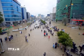 Ngập lụt sau mưa lớn tại Karachi (Pakistan) ngày 19/8/2025. (Ảnh: THX/TTXVN)