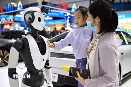 Em nhỏ tương tác với robot Trí tuệ Nhân tạo tại Triển lãm sản phẩm tiêu dùng quốc tế Trung Quốc lần thứ 4 ở tỉnh Hải Nam (Trung Quốc), hồi tháng tư năm ngoái. (Ảnh minh họa: THX/TTXVN)