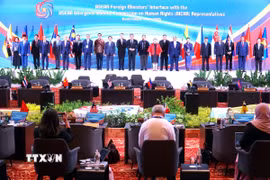 Phó Thủ tướng, Bộ trưởng Ngoại giao Bùi Thanh Sơn (thứ 10, trái) chụp ảnh chung với các đại biểu tham dự Hội nghị các Bộ trưởng Ngoại giao ASEAN và Ủy ban Liên chính phủ về Nhân quyền ASEAN (AICHR). (Ảnh: Hằng Linh/TTXVN)
