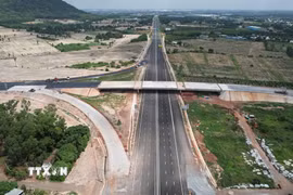 Một cầu vượt trên tuyến dự án thành phần 3 cao tốc Biên Hòa-Vũng Tàu vắng bóng đơn vị thi công. (Ảnh: Hoàng Nhị/TTXVN)