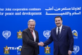 Tổng Thư ký Liên hợp quốc Antonio Guterres (trái) và Thủ tướng Iraq Mohammed Shia al-Sudani tại lễ kết thúc hoạt động của UNAMI ở Baghdad, ngày 13/12/2025. (Ảnh: AA/TTXVN)