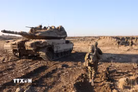 Binh sỹ và xe quân sự Israel được triển khai gần khu vực biên giới với Syria. (Ảnh: THX/TTXVN)