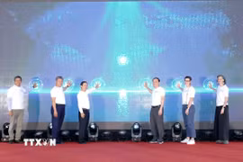 Các đại biểu thực hiện nghi thức kết nối dữ liệu cảm biến đo chất lượng không khí với hệ thống giám sát, tích hợp chất lượng không khí quốc gia. (Ảnh: Phương Hoa/TTXVN)