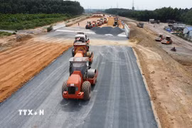 Cấp phối đá dăm tại cao tốc Biên Hòa-Vũng Tàu, tháng 11/2024. (Ảnh: Công Phong/TTXVN)