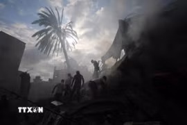 Các tòa nhà bị phá hủy sau cuộc không kích của Israel tại Rafah, Dải Gaza. (Ảnh: THX/TTXVN)