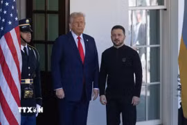 Tổng thống Mỹ Donald Trump (thứ hai, trái) đón Tổng thống Ukraine Volodymyr Zelensky tại Nhà Trắng, ngày 28/2/2025. (Ảnh: THX/TTXVN)