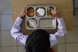 Một học sinh ăn trưa vào ngày đầu tiên của chương trình bữa ăn miễn phí tại một trường tiểu học ở Bogor, Tây Java (Indonesia), hồi tháng Một năm nay. (Nguồn: CNN)