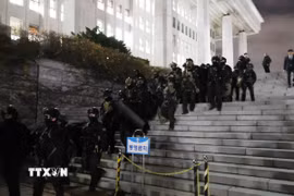Binh sỹ Hàn Quốc tại Toà nhà Quốc hội ở Seoul, ngày 4/12/2024. (Ảnh: Yonhap/TTXVN)