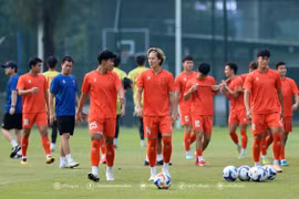 Các cầu thủ đội tuyển U23 Việt Nam có buổi tập trên sân vận động Lapangan tại Thủ đô Jakarta vào chiều 28/7. (Nguồn: VFF)