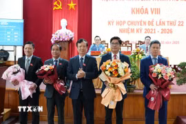 Ông Nguyễn Chí Tài (thứ hai, phải) - Ủy viên Ban Thường vụ Thành ủy, nguyên Trưởng ban Dân vận Thành ủy Huế - được bầu giữ chức vụ Phó Chủ tịch Ủy ban Nhân dân thành phố Huế. (Ảnh: Tường Vi/TTXVN)
