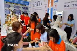 Hoạt động tại Ngày hội gắn kết giáo dục nghề nghiệp Thủ đô với thị trường lao động, do Sở Giáo dục và Đào tạo Hà Nội tổ chức tại Cung Thiếu nhi Hà Nội cơ sở 2 (quận Nam Từ Liêm) vào ngày 11/5/2025. (Ảnh: Nguyễn Cúc/TTXVN)