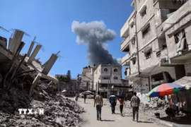 Khói bốc lên sau cuộc không kích của Israel xuống thành phố Gaza ngày 10/9/2025. (Ảnh: THX/TTXVN)