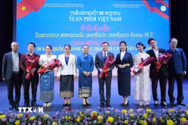 Các đại biểu Việt Nam-Lào chụp ảnh chung tại Lễ bế mạc Tuần phim Việt Nam tại Thủ đô Vientiane. (Ảnh: Đỗ Bá Thành/TTXVN)
