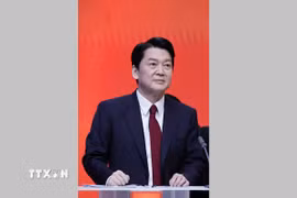Ứng viên tranh cử Tổng thống Hàn Quốc của đảng Nhân dân trung dung Ahn Cheol-soo trước phiên tranh luận trực tiếp trên truyền hình, tại Seoul ngày 25/2/2022. (Ảnh: AFP/TTXVN)