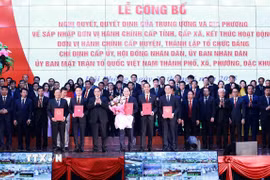 Sáng 30/6, Thủ tướng Phạm Minh Chính trao Quyết định của Bộ Chính trị về việc chỉ định Ban Chấp hành, Ban Thường vụ, Bí thư, Phó Bí thư Thành uỷ Hải Phòng (mới), nhiệm kỳ 2020-2025. (Ảnh: Dương Giang/TTXVN)