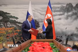 Ngoại trưởng Triều Tiên Choe Son Hui (phải) và người đồng cấp Nga Sergei Lavrov tại cuộc hội đàm ở Bình Nhưỡng hồi tháng 10/2023. (Ảnh: Yonhap/TTXVN)