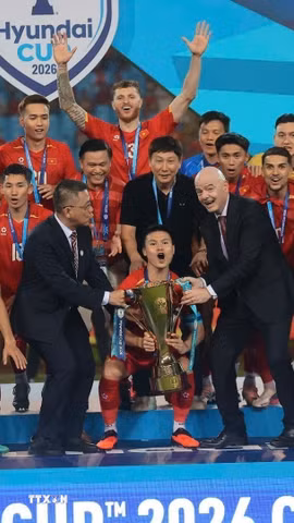 Chủ tịch FIFA Gianni Infantino trao cúp vô địch ASEAN Cup 2026 cho đội tuyển Việt Nam. (Ảnh: Minh Quyết/TTXVN)