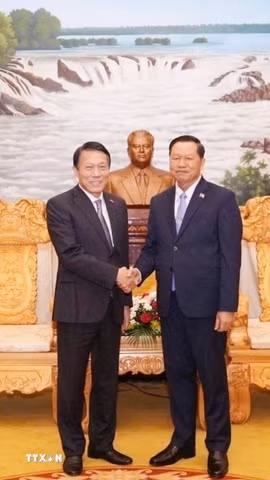 Thượng tướng Vanthong Kongmani, Bộ trưởng Bộ Công an Lào gặp Đại tướng Lương Tam Quang, Bộ trưởng Bộ Công an Việt Nam. (Ảnh: TTXVN phát)