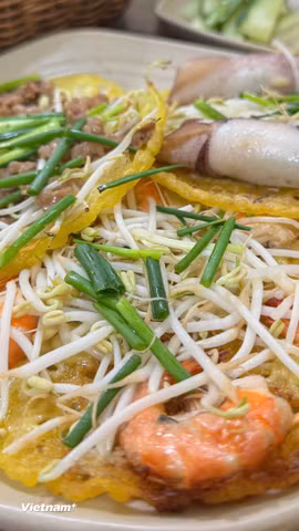 Bánh xèo tôm nhảy đã trở thành một trong những món ăn được nhiều du khách tìm kiếm khi đến Quy Nhơn. (Nguồn: Vietnam+)