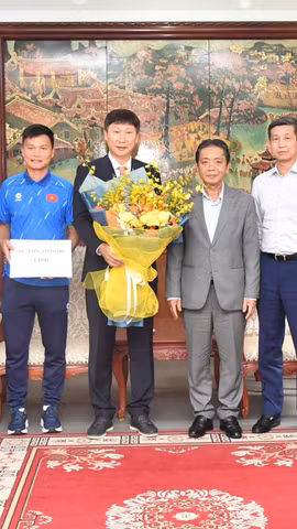 Thứ trưởng Bộ Bộ Văn hóa, Thể thao và Du lịch Hoàng Đạo Cương, Cục trưởng Cục Thể dục thể thao Việt Nam Nguyễn Danh Hoàng Việt, cùng các lãnh đạo Bộ Bộ Văn hóa, Thể thao và Du lịch, Cục Thể dục thể thao Việt Nam gặp gỡ biểu dương Đội tuyển Việt Nam đạt thành tích vô địch Đông Nam Á 2026 và trao phần thưởng của Chính phủ cho đội tuyển. (Nguồn: VFF)