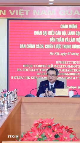 Trưởng Ban Chính sách, Chiến lược Trung ương Nguyễn Thanh Nghị phát biểu tại buổi làm việc với Đoàn đại biểu cán bộ, lãnh đạo Liên bang Nga. (Ảnh: Phương Hoa/TTXVN)