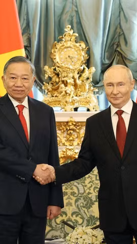 Tổng Bí thư, Chủ tịch nước Tô Lâm và Tổng thống Nga Vladimir Putin chụp ảnh chung trước hội đàm. (Ảnh: Thống Nhất/TTXVN)