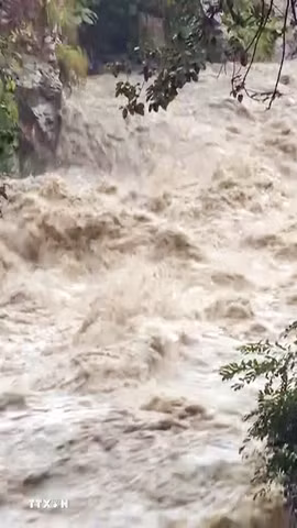 Sông Bagmati dâng cao, tràn bờ sau nhiều ngày mưa lớn liên tục, gần một ngôi đền ven sông và các công trình lân cận tại Kathmandu, Nepal ngày 25/9/2026. (Ảnh minh họa: ANI/TTXVN phát)