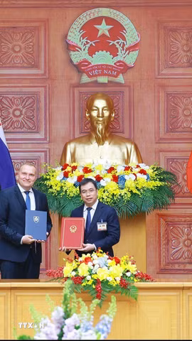 Thủ tướng Lê Minh Hưng và Thủ tướng Robert Fico chứng kiến trao Biên bản ghi nhớ giữa Ủy ban tiêu chuẩn đo lương chất lượng quốc gia (STAMEQ) và Văn phòng Tiêu chuẩn, Đo lường và Thử nghiệm Slovakia (UNMS) về hợp tác trong các lĩnh vực tiêu chuẩn hóa, đo lường, quy chuẩn kỹ thuật và đánh giá sự phù hợp, công nhận và quản lý chất lượng. (Ảnh: Dương Giang/TTXVN)