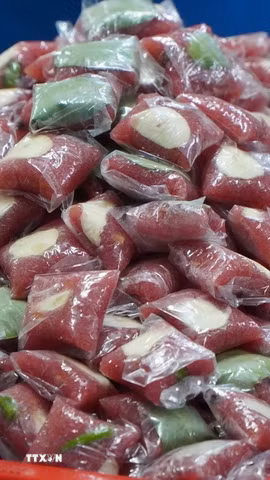 Ruột nem Lai Vung sẽ được gói trong lá chuối. (Ảnh: Nhựt An/TTXVN)