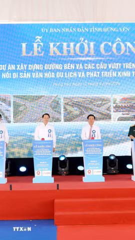 Các đại biểu thực hiện nghi thức khởi công dự án. (Ảnh: Thu Hoài/TTXVN)