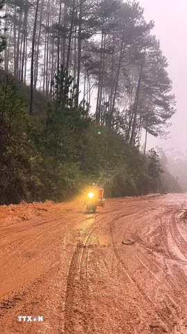Đèo D'Ran đã hoạt động trở lại sáng 12/9 sau 1 đêm bị tê liệt do đất đá tràn xuống mặt đường tại nhiều vị trí. (Ảnh: TTXVN phát)