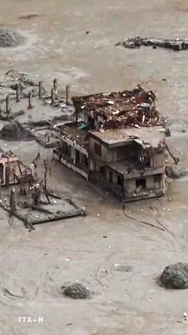 Thiệt hại sau lũ quét tại Rasuwa, Nepal. (Ảnh: ANI/TTXVN phát)