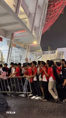 Người hâm mộ xếp hàng vào sân theo dõi trận chung kết giữa Thái Lan và Indonesia. (Ảnh: Đỗ Quyên/TTXVN)