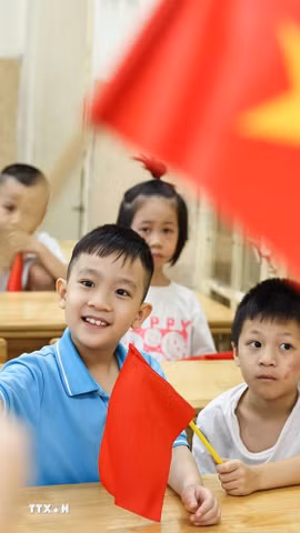 Học sinh Trường Tiểu học Bình Minh (phường Cửa Nam, Hà Nội) háo hức mong chờ ngày khai giảng. (Ảnh: Thanh Tùng/TTXVN)