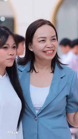 Phụ huynh và học sinh Trường THPT Việt Đức (Hà Nội) lưu lại kỷ niệm trong ngày đầu tiên của năm học mới 2026-2027. (Ảnh: Hoàng Hiếu/TTXVN)