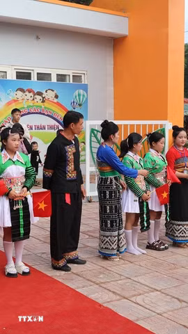 Học sinh Trường Phổ thông nội trú Tiểu học và Trung học cơ sở Sơn Thủy, xã Sơn Thủy với những bộ trang phục truyền thống có mặt từ rất sớm dự lễ khai giảng. (Ảnh: Khiếu Tư/TTXVN)