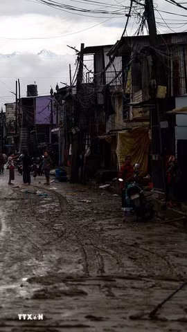 Người dân dọn bùn trên đường phố sau trận lũ quét tại Kathmandu, Nepal, ngày 5/10/2025. (Ảnh: THX/TTXVN)