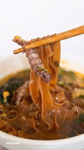 Một bát bánh đa nóng thường được lựa chọn cho bữa sáng, nhưng cũng có thể trở thành món ăn bất cứ lúc nào trong ngày. (Nguồn: Vietnam+)