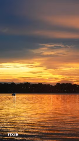Bức tranh hoàng hôn êm đềm, huyền ảo trên sông Hương, thành phố Huế. (Ảnh: Nguyên Lý/TTXVN)