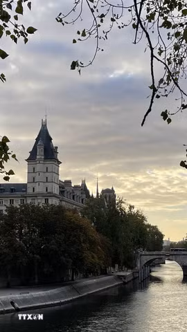 Cầu Pont au Change nối đảo Île de la Cité với hữu ngạn sông Seine. Cây cầu hiện nay được xây dựng dưới thời Hoàng đế Napoléon III và đưa vào sử dụng năm 1860. (Ảnh: Trần Đức Hùng/TTXVN)