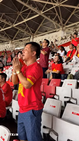 Các cổ động viên Việt Nam với số lượng khiêm tốn, vẫn cổ vũ nhiệt huyết cho đội tuyển. (Ảnh: Đỗ Quyên/TTXVN)