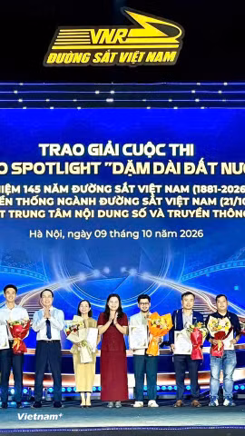 Phó Tổng Giám đốc TTXVN Nguyễn Thị Sự và Phó Tổng Giám đốc Tập đoàn Đường sắt Quốc gia Việt Nam Nguyễn Quốc Vượng trao giải cho các tác giả đoạt giải Video Spotlight Dặm dài đất nước. (Nguồn: Vietnam+)