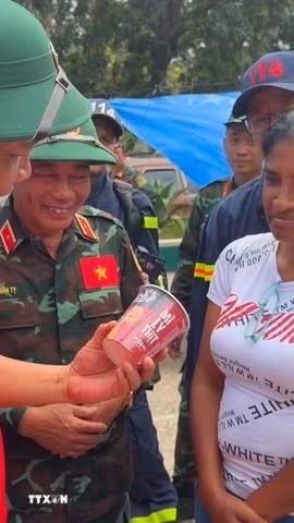 Đại sứ Vũ Trung Mỹ thăm hỏi và tặng quà cho nạn nhân của trận động đất kép. (Ảnh: Phi Hùng/TTXVN)