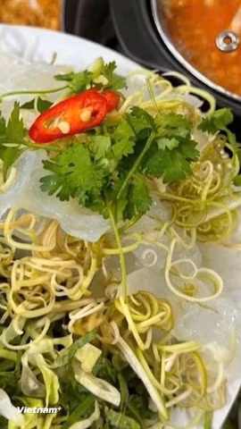 Lẩu sứa trở thành một lựa chọn được nhiều du khách tìm kiếm khi muốn khám phá trọn vẹn hương vị biển của Quy Nhơn. (Nguồn: Vietnam+)