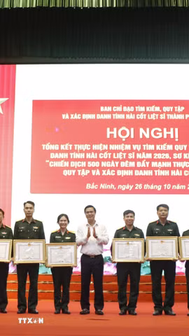 Các cá nhân có thành tích trong thực hiện nhiệm vụ tìm kiếm, quy tập và xác định danh tính hài cốt liệt sỹ được nhận Bằng khen của Chủ tịch Ủy ban Nhân dân thành phố Bắc Ninh. (Ảnh: Thanh Thương/TTXVN)
