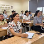 Giáo viên tập huấn sách giáo khoa trong dịp hè. (Ảnh: Phạm Mai/Vietnam+)