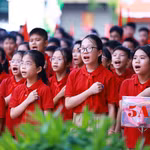 Học sinh hát Quốc ca trong lễ khai giảng. (Ảnh: TTXVN)